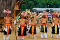 Tarian Caci bukan hanya sekadar bentuk seni belaka, namun juga merupakan salah satu bentuk olahraga tradisional Suku Manggarai yang membentuk orang-orang yang berjiwa ksatria dan mampu mengendalikan emosi. Foto: Indonesia Kaya