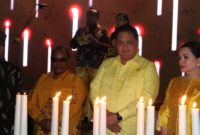 Ketua Umum DPP Partai Golkar Airlangga Hartarto didampingi istrinya Yanti K. Isfandiary saat merayakan Natal Nasional Golkar di Labuan Bajo, Flores, NTT. Foto: Golkarpedia
