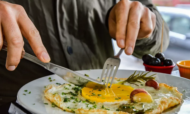 Telur adalah sumber protein dan kolesterol makanan yang umum dan relatif murah. Foto ilustrasi