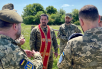 Pastor militer Ukraina berkumpul setelah menyelesaikan pelatihan mereka di barat daya Inggris. Foto: Ben Birchall/PA Wire