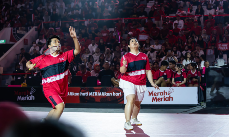Thariq Halilintar dan Pinka Hapsari terlihat cukup kompak sebagai tim ganda campuran ketika bermain badminton friendly match Merah Meriah. Foto: Twitter Puan Maharani