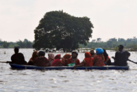 Warga menggunakan perahu melintasi jalan yang terendam banjir di Karangturi, Setrokalangan, Kaliwungu, Kudus, Jawa Tengah, Selasa (19/3/2024) (Foto: ANTARA FOTO/Yusuf Nugroho/tom)