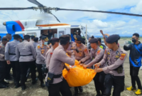 Evakuasi jenazah korban penembakan KKB yang menewaskan tiga orang, dua diantaranya anggota Polri di Pos Pol 99 Ndeotadi, Kabupaten Paniai ke Nabire, Jumat (22/3/2024). Foto: Antara