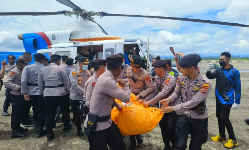 Evakuasi jenazah korban penembakan KKB yang menewaskan tiga orang, dua diantaranya anggota Polri di Pos Pol 99 Ndeotadi, Kabupaten Paniai ke Nabire, Jumat (22/3/2024). Foto: Antara