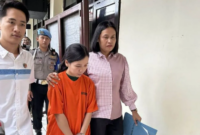 Suster pengasuh tersangka penganiaya balita berinisial IPS berusia 27 tahun (berbaju oranye) saat dibawa petugas usai rilis di Mapolresta Malang Kota, Jawa Timur, Sabtu (30/3/2024). Foto: Antara