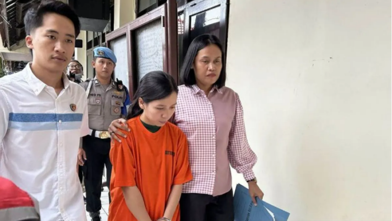 Suster pengasuh tersangka penganiaya balita berinisial IPS berusia 27 tahun (berbaju oranye) saat dibawa petugas usai rilis di Mapolresta Malang Kota, Jawa Timur, Sabtu (30/3/2024). Foto: Antara