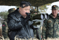 Pemimpin Korea Utara (Korut) Kim Jong Un mengawasi latihan penembakan artileri di Korea Utara, Kamis, 7 Maret 2024. (Kantor Berita Pusat Korea /CTV News via AP)