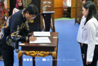 Plt. Kepala BKN Haryomo Dwi Putranto menandatangani perjanjian kerja PPKK Tenaga Teknis di BKN, Kamis (21/3/2024). Foto: BKN