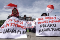 Sejumlah warga yang tergabung dalam Aliansi Rakyat Menggugat Kabupaten Banyumas melakukan aksi Tapa Pepe di Alun-alun Purwokerto, Banyumas, Jawa Tengah, untuk menolak hasil Pemilu 2024 dan mendukung penggunaan hak angket pada Rabu (6/3/2024). Foto: Antara