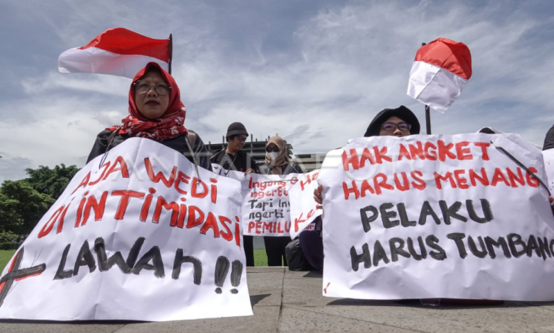Sejumlah warga yang tergabung dalam Aliansi Rakyat Menggugat Kabupaten Banyumas melakukan aksi Tapa Pepe di Alun-alun Purwokerto, Banyumas, Jawa Tengah, untuk menolak hasil Pemilu 2024 dan mendukung penggunaan hak angket pada Rabu (6/3/2024). Foto: Antara