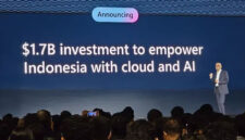 CEO Microsoft Satya Nadella mengumumkan komitmen investasi di Indonesia untuk pengembangan infrastruktur cloud dan AI selama empat tahun ke depan. Foto: Tek.id