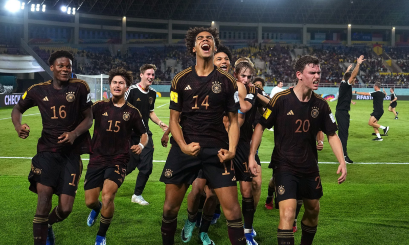 Timnas Jerman U-17 merayakan kemenangan usai mengalahkan Timnas Argentina U-17 di semifinal Piala Dunia U-17 2023, Selasa (28/11/2023). Foto: Twitter Siaran Bola Live