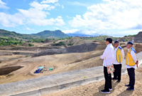Presiden Jokowi meninjau progres pembangunan Bendungan Mbay di Kabupaten Nagekeo, Nusa Tenggara Timur (NTT), Selasa (5/12/2023). Foto: Antara 