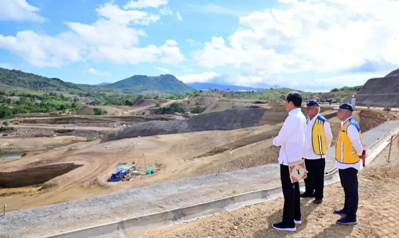 Presiden Jokowi meninjau progres pembangunan Bendungan Mbay di Kabupaten Nagekeo, Nusa Tenggara Timur (NTT), Selasa (5/12/2023). Foto: Antara 