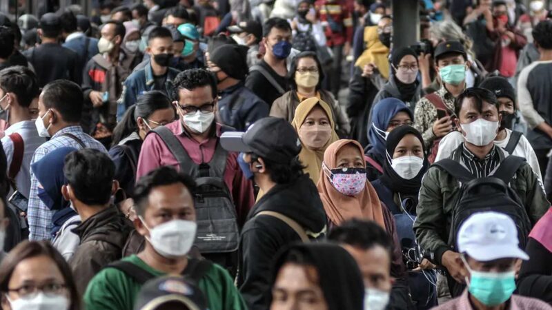 Meski mengalami kenaikan, kasus Covid-19 di Jakarta masih terkendali bila melihat dari persentase pemakaian tempat tidur di rumah sakit. Foto ilustrasi warga mmakai masker di tengah keramaian