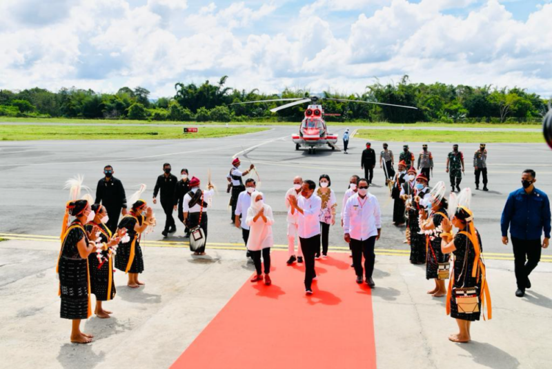 Presiden Jokowi dan Ibu Iriana Jokowi tiba di Bandar Udara Soa Bajawa, Kabupaten Ngada, NTT, Rabu (1/6/2022). (Foto: BPMI Setpres/Laily Rachev)