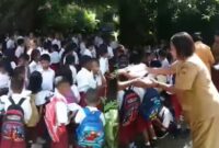 Aksi makan siang gratis untuk 145 siswa SD GMIT Oebobo, Kota Kupang. Aksi ini dilakukan oleh seorang pengusaha yang tak mau disebutkan namanya. Foto: Tajukflores.com/Instagram ntt.update