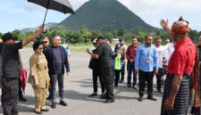 Megawati Soekarnoputri disapa dalam bahasa adat Ende Liao saat tiba di Bandara H. Aroebusman Ende (Foto: Merah Putih/ist)