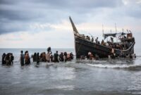 Sejumlah pengungsi Rohingya ditolak untuk mendarat di perairan di Pineung, Kabupaten Bireuen, Aceh, 16 November 2023. Foto: benarnews
