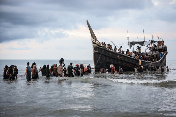 Sejumlah pengungsi Rohingya ditolak untuk mendarat di perairan di Pineung, Kabupaten Bireuen, Aceh, 16 November 2023. Foto: benarnews