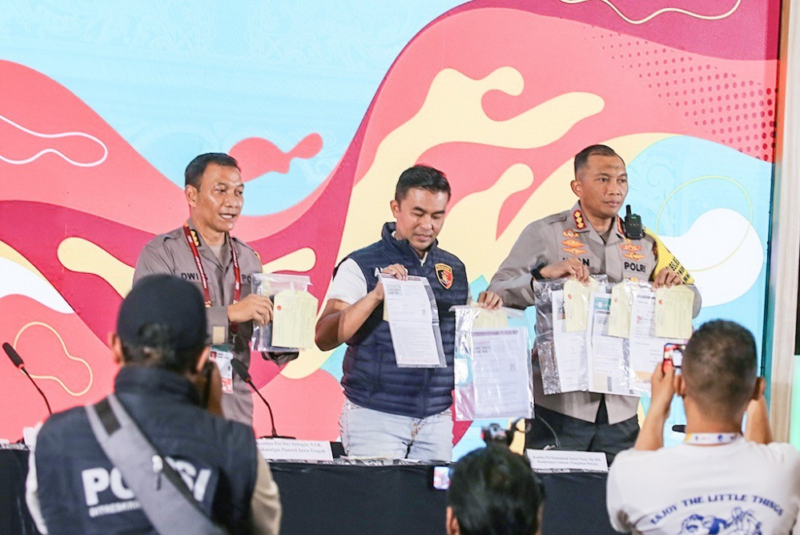 Polda Jateng memperlihatkan barang bukti percaloan dan penipuan tiket pertandingan Piala Dunia U-17 saat konferensi pers di Pusat Informasi Piala Dunia U-17 Surakarta, Sabtu (25/11/2023). Foto: Istimewa