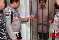 Aipda HK, oknum polisi di Atambua, NTT dijebloskan ke tahanan sementara usai kepergeok selingkuh oleh istrinya dengan wanita lain di sebuah kos-kosan. Foto: Tajukflores.com/Instagram @ntt.update