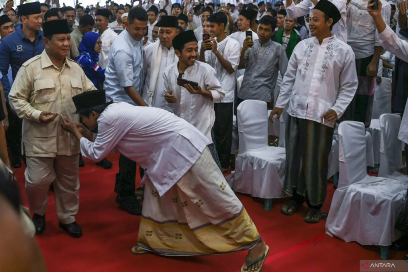 Calon presiden nomor urut 2 Prabowo Subianto (kiri) mengikuti doa bersama 2000 kiai se-Banten di Aula Mulyadi Jayabaya, Jalan Rangkasbitung-Pandeglang, Kabupaten Lebak, Banten, Minggu (3/12/2023). Foto: Antara
