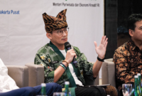 Menparekraf Sandiaga Uno menjadi pembicara dalam acara Indonesia Tourism Outlook 2024 yang diinisiasi oleh Forum Wartawan Pariwisata dan Ekonomi Kreatif (Forwaparekraf) di Hotel AONE Hotel, Jakarta, Selasa (28/11/2023). Foto: Kemenparekraf