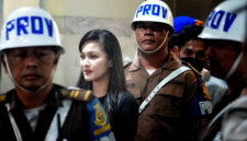 Aktris Sandra Dewi keluar dari pintu Kejaksaan Agung (Kejagung), Jakarta, setelah menjalani pemeriksaan terkait kasus korupsi timah, Rabu (15/5/2024). Foto: Kompas.id