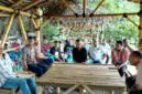 Bakal Calon Gubernur NTT, Sebastian Salang berdiaog dengan warga Bolowolon, Desa Kangae, Kecamatan Tanah Duen, Kabupaten Sikka, pada Sabtu (18/5/2024). Foto: Tajukflores.com/Istimewa