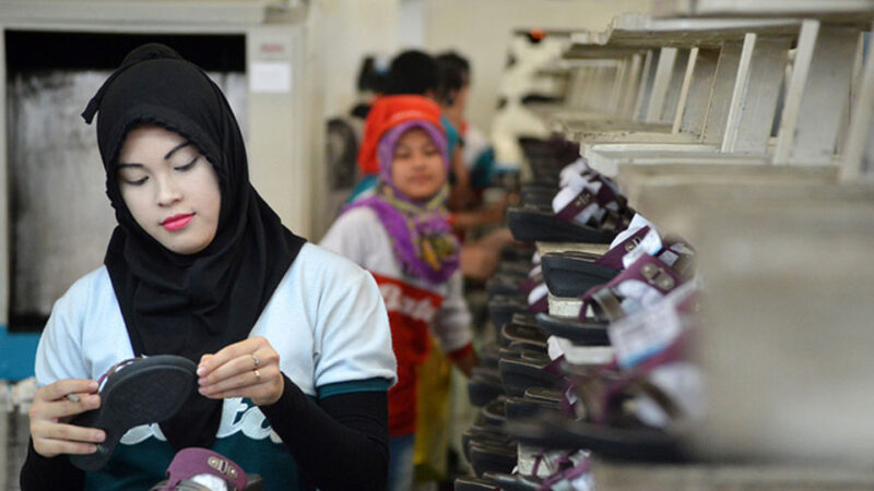 Karyawan beraktifitas di dalam pabrik pembuatan sepatu Bata, Purwakarta, 28 Mei 2015. Foto: Beritasatu.com