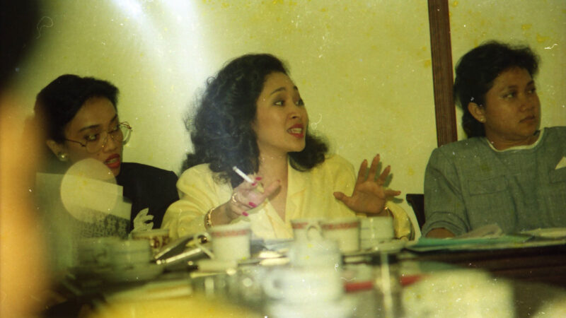 Potret lawas Titiek Soeharto, mantan istri Prabowo Subianto tengah merokok saat mengikuti sebuah pertemuan di tahun 1989. Foto: Twitter