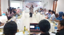 Para peserta pelatihan UMKM untuk perempuan dan disabilitas, yang diselenggarakan oleh IFG dan BerdayaBareng, berpose bersama di Hotel Luwansa Labuan Bajo. Pelatihan ini berlangsung dari 10 hingga 12 September 2024, bertujuan untuk meningkatkan kapasitas bisnis dan keterampilan digital. Foto: Tajukflores.com